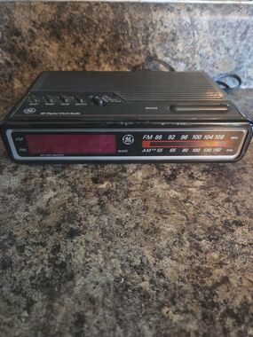 Vintage 1980s GE Black AM/FM Digital Clock Radio with Alarm